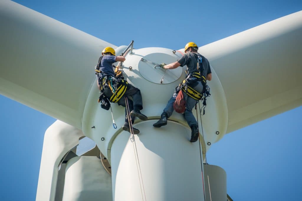 Maintenance cordiste sur éolienne
