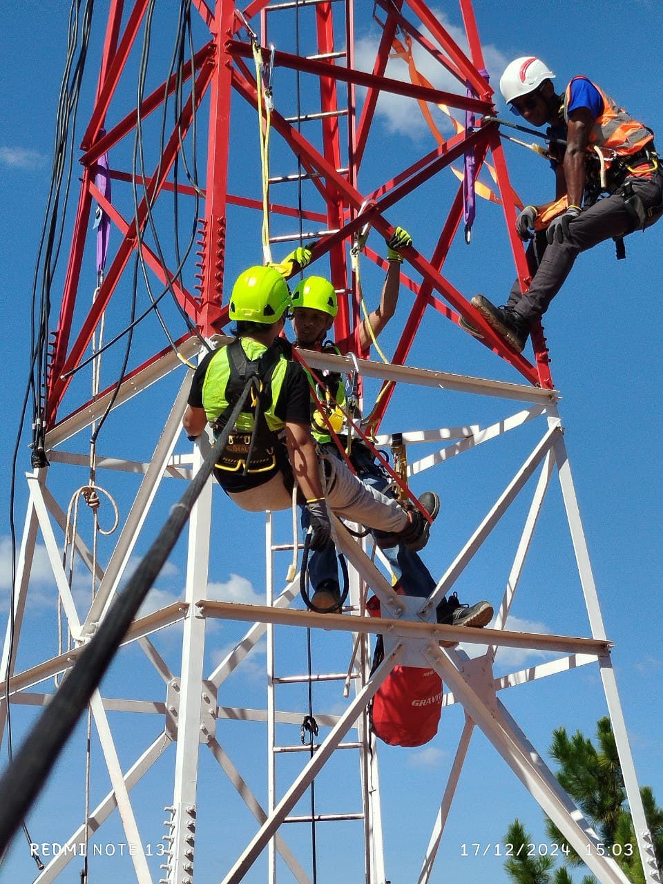 Cordiste sur pylône de télécommunications